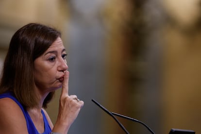 La presidenta del Congreso, Francina Armengol, pide silencio a la oposición durante la intervención de Sánchez.
