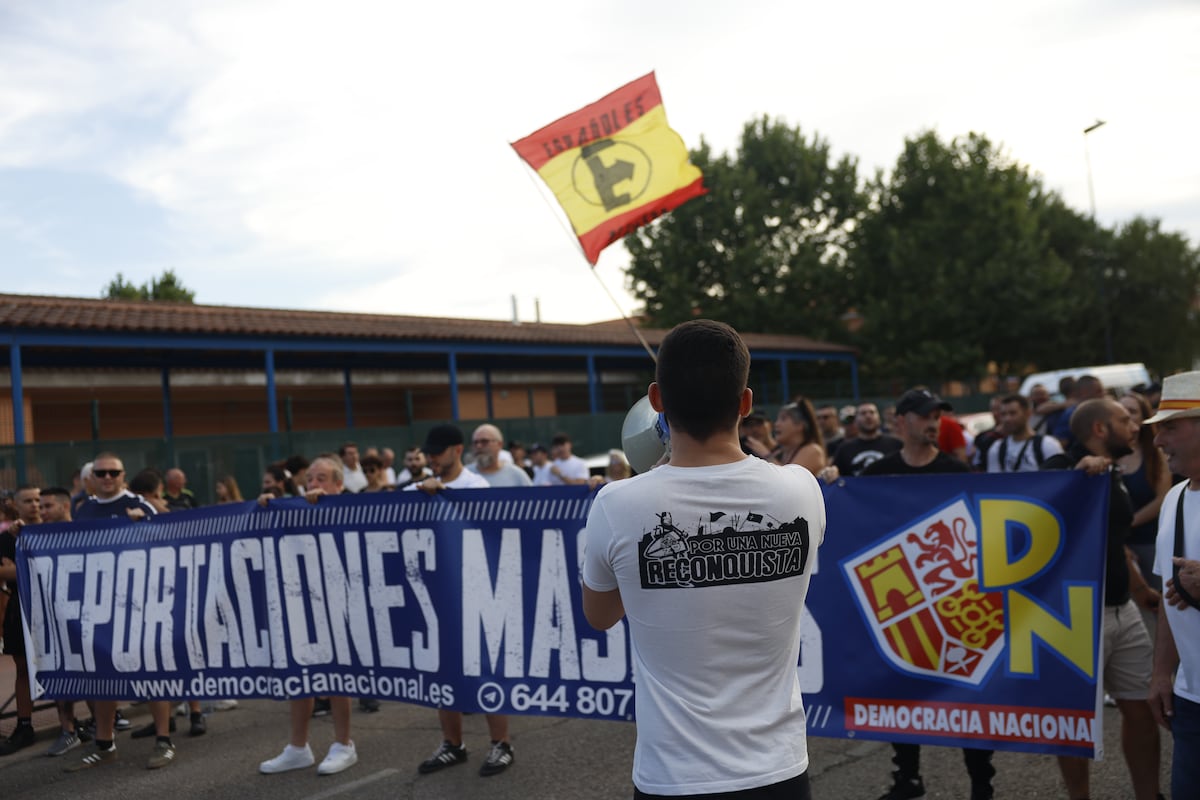 Pinchazo en la concentración ultra en Alcalá: solo un centenar de personas se manifiesta contra los migrantes