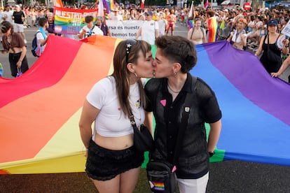 Una pareja se besa durante la marcha del Orgullo en Madrid, este sábado.