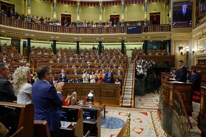 El presidente del Gobierno, Pedro Sánchez, recibe los aplausos de la bancada socialista antes de intervenir en el pleno del Congreso.