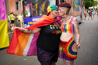Una pareja de chicas en el Orgullo LGTBIQ+ 2025, este sábado en Madrid.