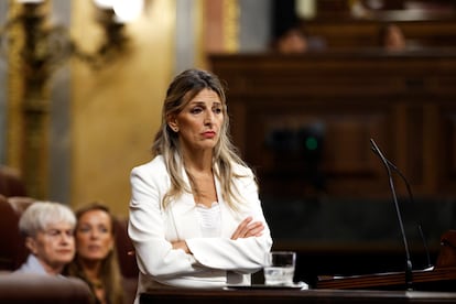 Yolanda Díaz espera que se terminen los gritos de los diputados populares durante su intervención en el Congreso, este miércoles.
