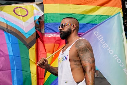 Un participante en la marcha del Orgullo por el centro de Madrid, este sábado.