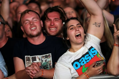 Jóvenes seguidores de Oasis, anoche en Cardiff.