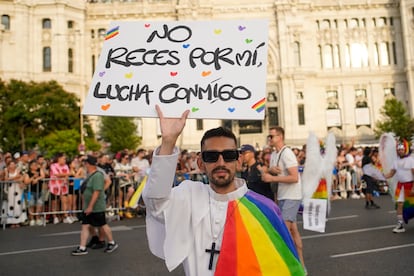 Un participante en el desfile del Orgullo sujeta un cartel durante la manifestación en Madrid.
