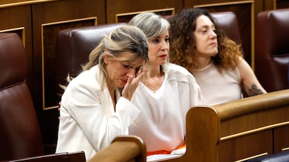 Yolanda Díaz, vicepresidenta segunda del Gobierno, se emociona por el homenaje del presidente Sánchez a su padre, Suso Díaz. Díaz sigue la comparecencia de Sánchez desde la bancada de Sumar y no en su escaño azul como miembro del Ejecutivo.
