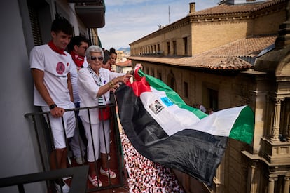 Una mujer sujeta una bandera de Palestina durante el tradicional chupinazo que celebra el comienzo de los sanfermines en Pamplona, este domingo.