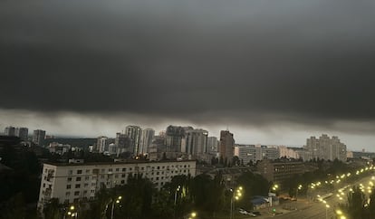 El cielo de Kiev, cubierto en madrugada del 4 de julio con contaminación por los incendios causados por el bombardeo ruso.