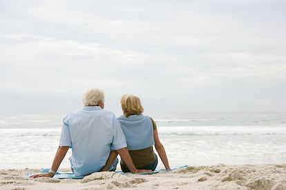 Una pareja contemplando el mar. 