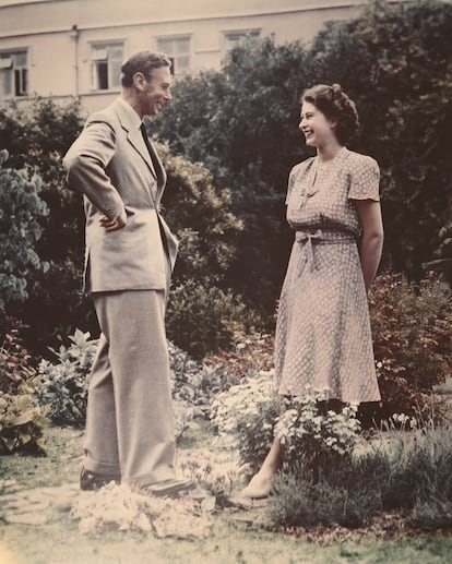 Los fantasmas de la familia real británica: Isabel II intentó reconectar con su difunto padre y la mansión embrujada de la reina Camila